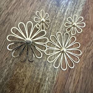 BRAND NEW Nasty Gal Gold Flower Earrings ✨